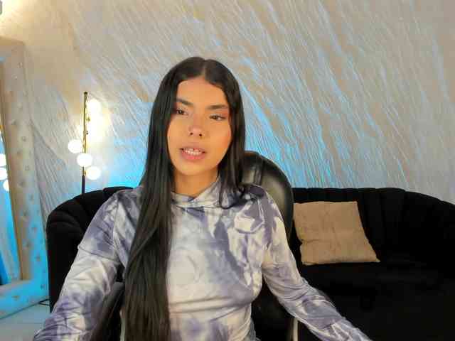 MiaLaurence webcam