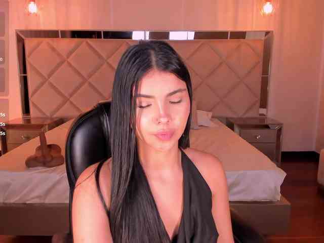 MiaLaurence webcam