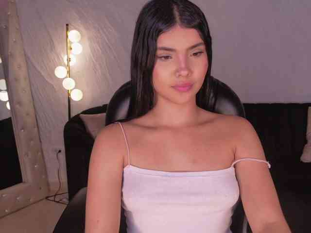 MiaLaurence webcam