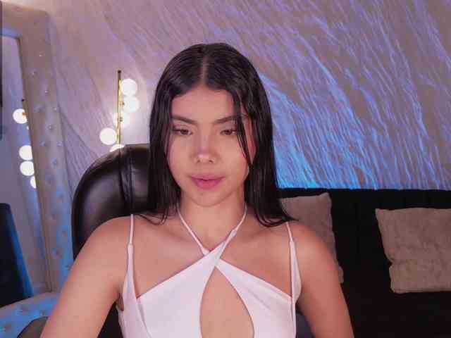 MiaLaurence webcam