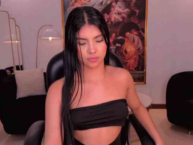 MiaLaurence webcam