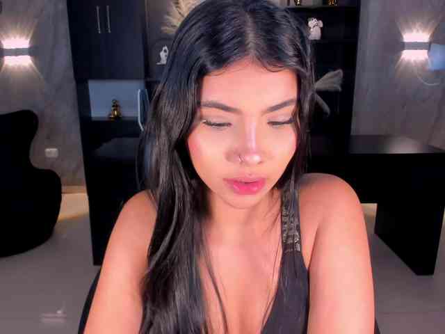MiaLaurence webcam