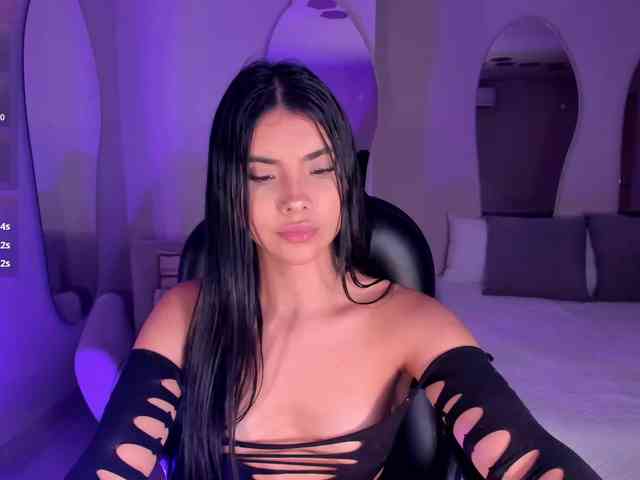MiaLaurence webcam