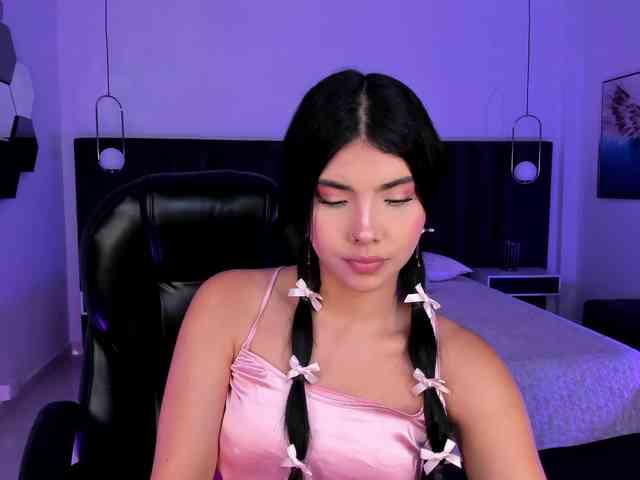 MiaLaurence webcam