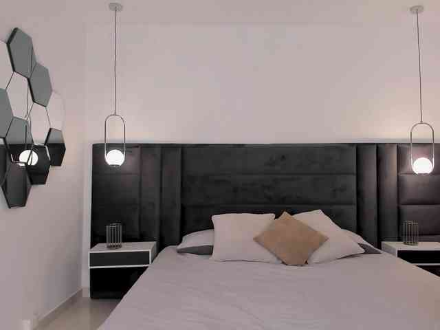 MiaLaurence webcam