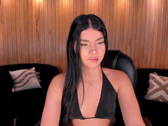 MiaLaurence webcam