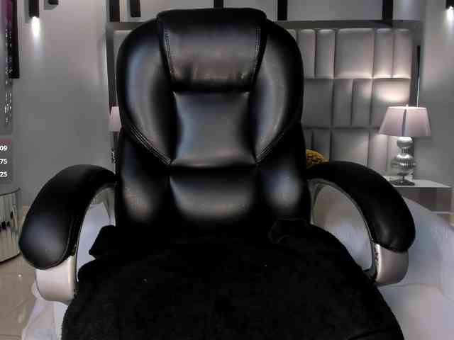 MiaLaurence webcam