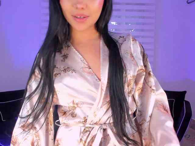 MiaLaurence webcam