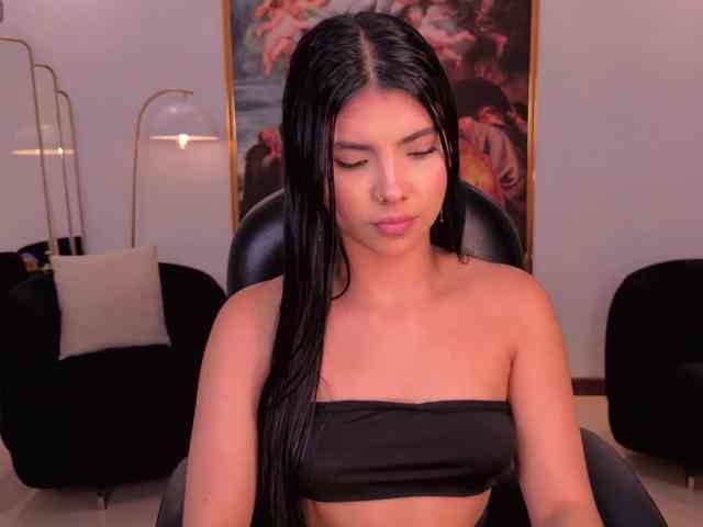MiaLaurence webcam