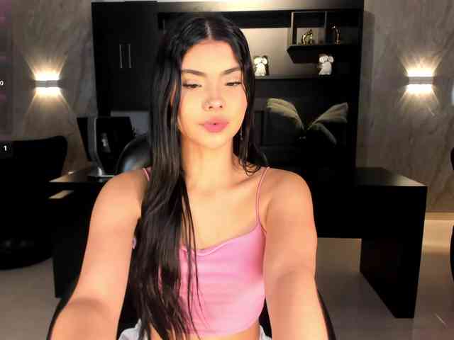 MiaLaurence webcam