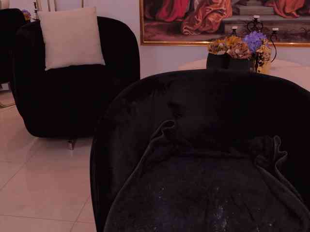 MiaLaurence webcam