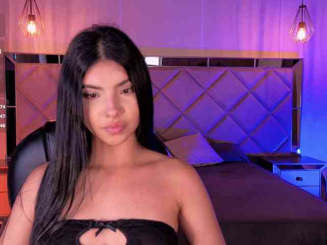 MiaLaurence webcam