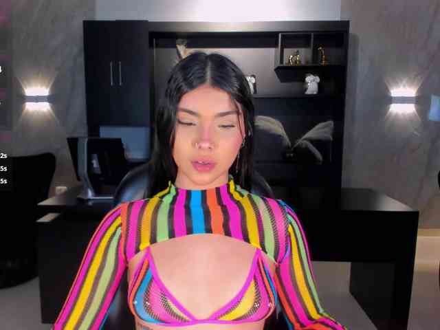 MiaLaurence webcam