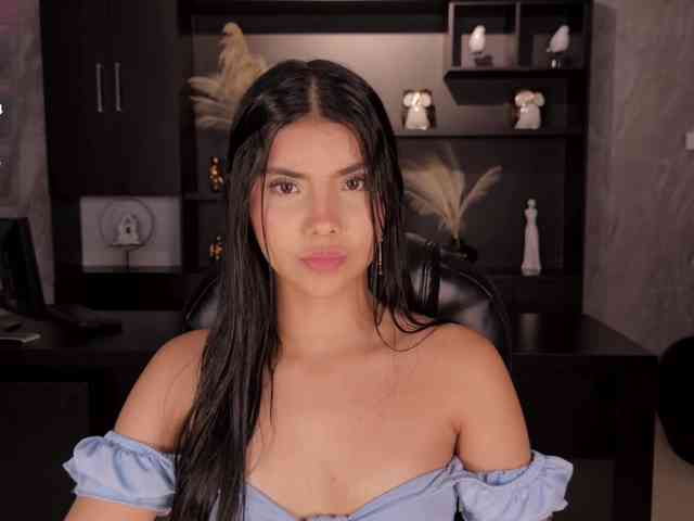 MiaLaurence webcam