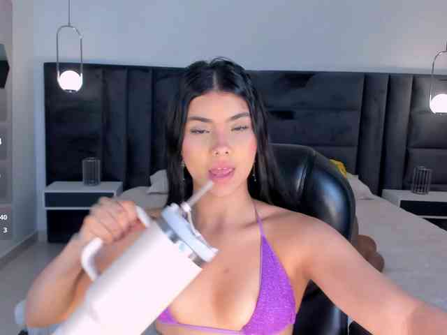 MiaLaurence webcam