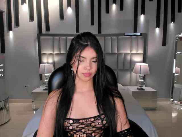 MiaLaurence webcam