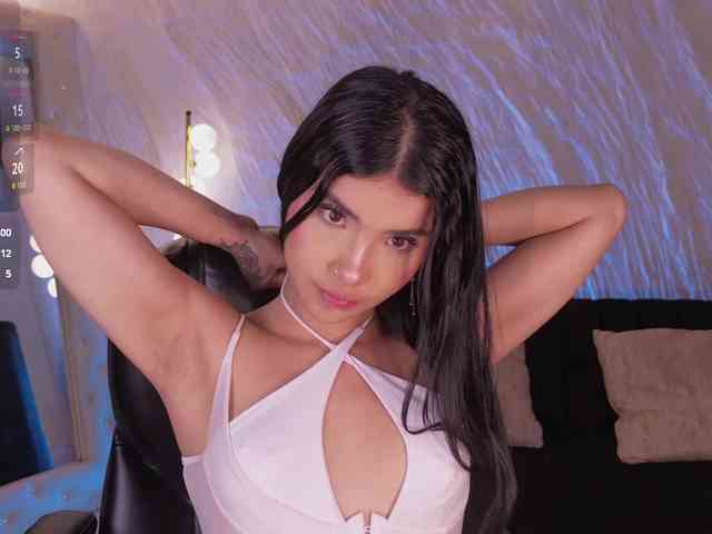 MiaLaurence webcam