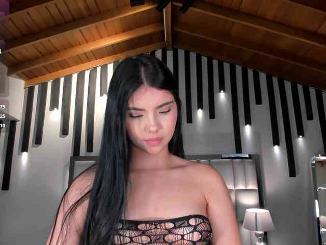 MiaLaurence webcam