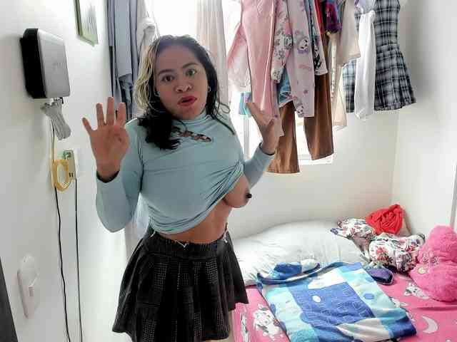 Model ini sedang live sekarang. Latin-caliente