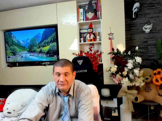 Model ini sedang live sekarang. spatacusdaddy48
