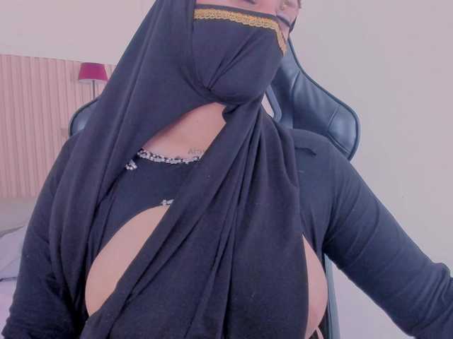 zully-arabb live cam on BongaCams