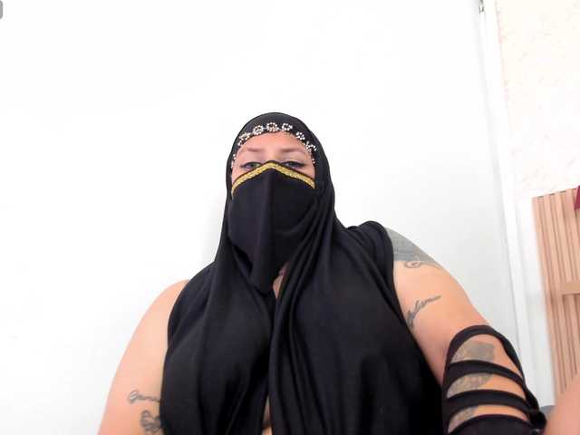 zully-arabb live cam on BongaCams