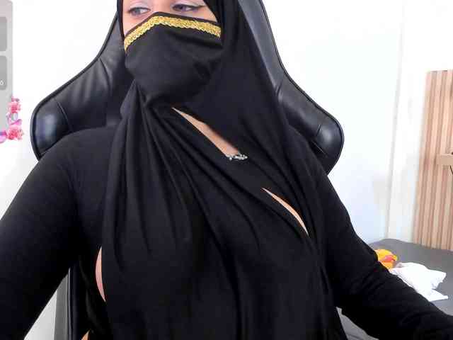 Model: zully-arabb