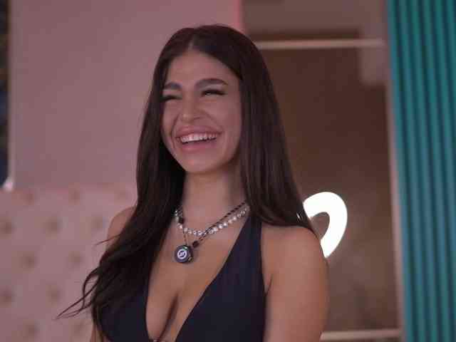 BellaNoirre webcam