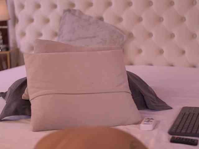 BellaNoirre webcam