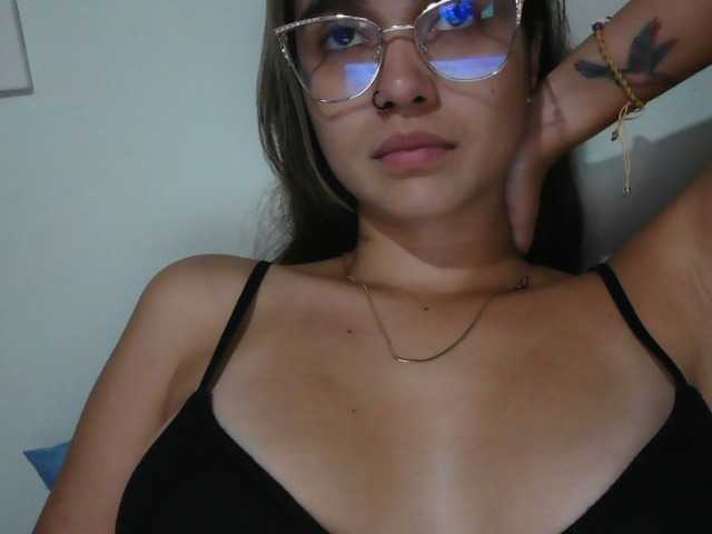 trianabell, en directo ahora en BongaCams