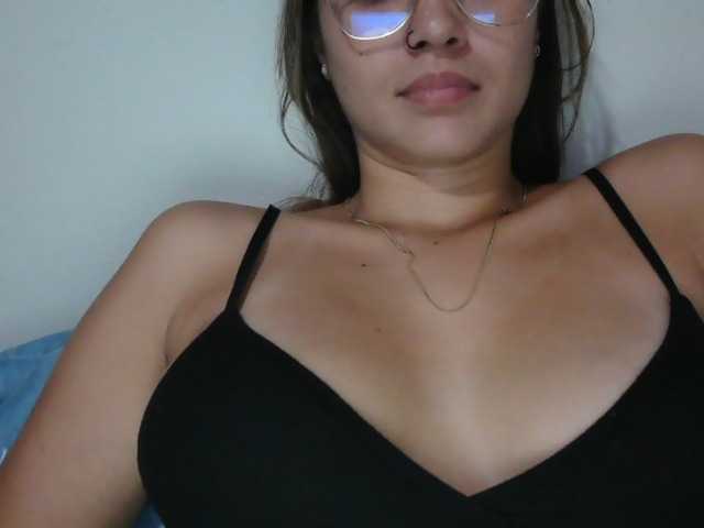 trianabell, en directo ahora en BongaCams