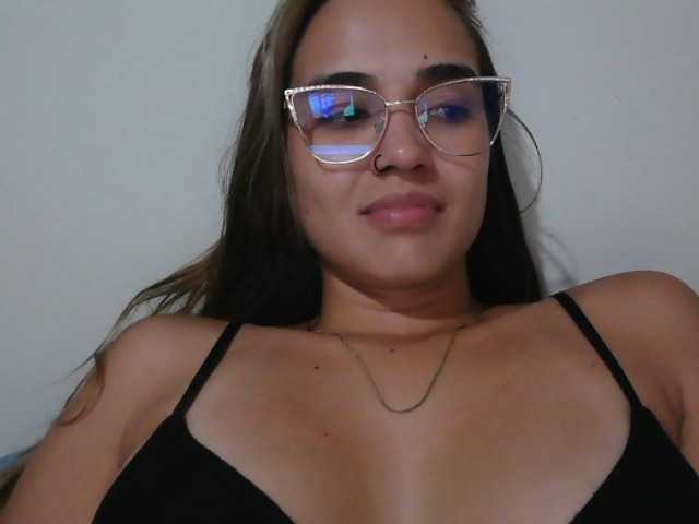 trianabell, en directo ahora en BongaCams