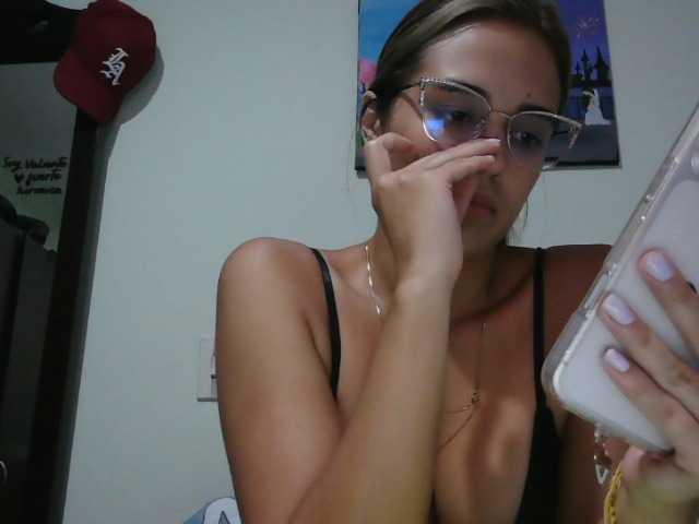 trianabell, en directo ahora en BongaCams