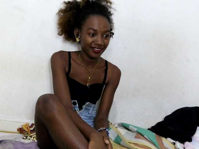 Hemreyi live cam on BongaCams