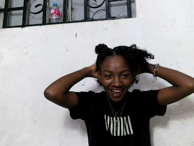 Hemreyi live cam on BongaCams