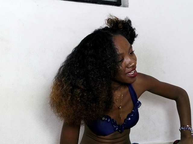 Hemreyi live cam on BongaCams