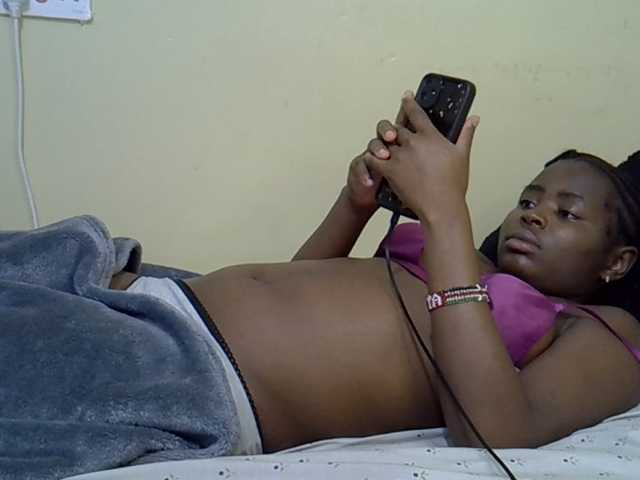 curvy-corazon live cam on BongaCams