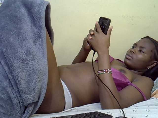 curvy-corazon live cam on BongaCams