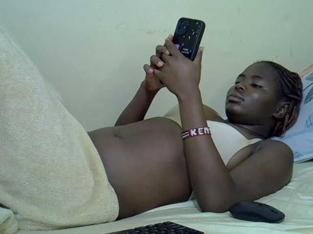 curvy-corazon live cam on BongaCams
