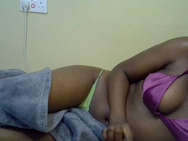 curvy-corazon live cam on BongaCams