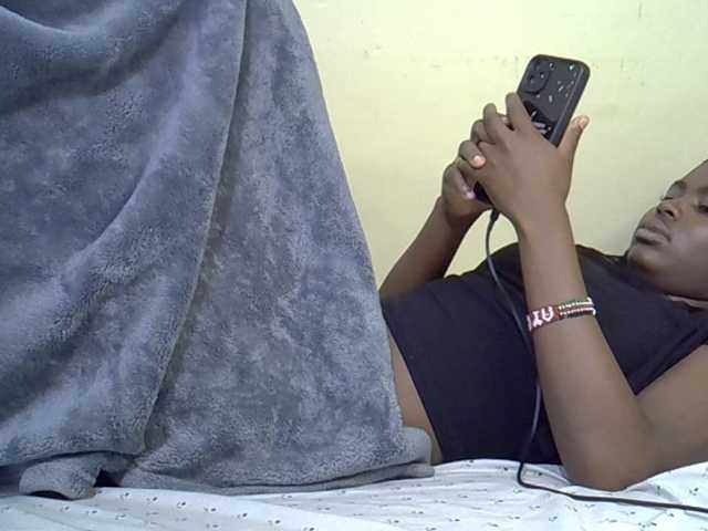 curvy-corazon live cam on BongaCams