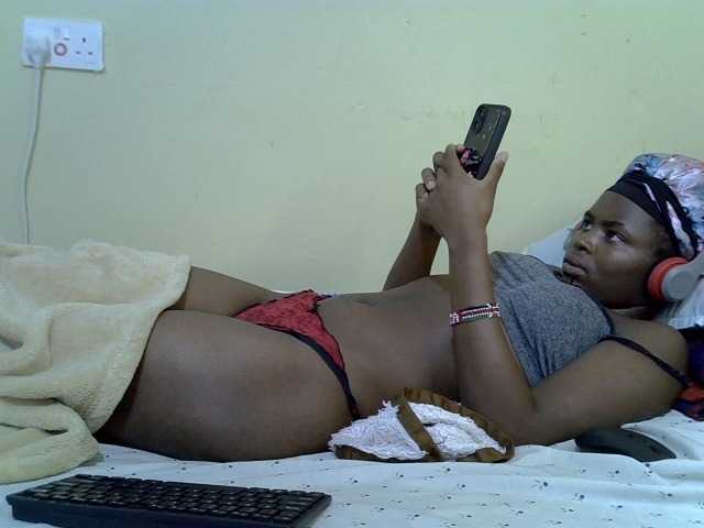 curvy-corazon live cam on BongaCams