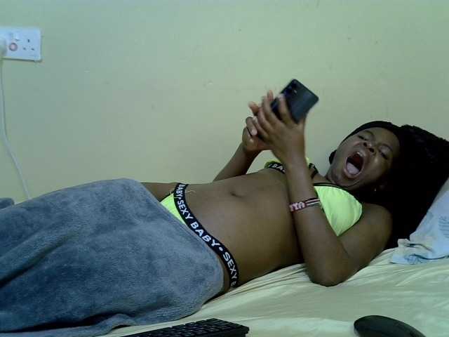 curvy-corazon live cam on BongaCams