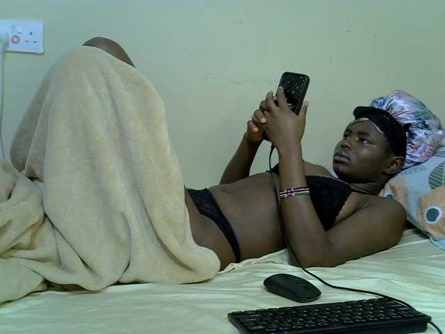 curvy-corazon live cam on BongaCams
