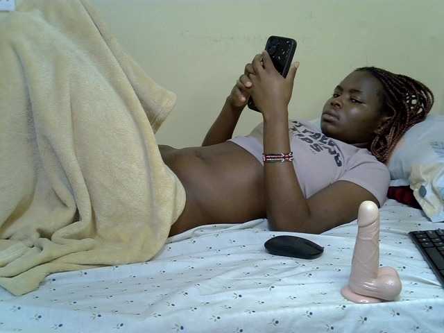 curvy-corazon live cam on BongaCams