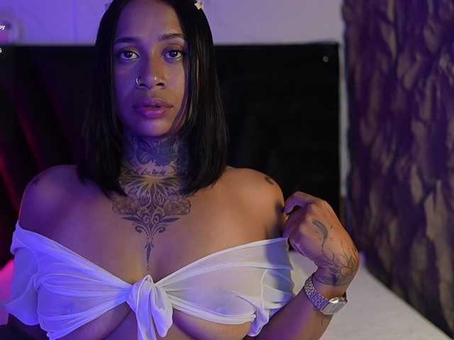 hollyvega live cam on BongaCams