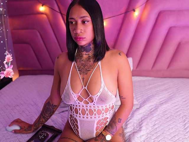 hollyvega live cam on BongaCams