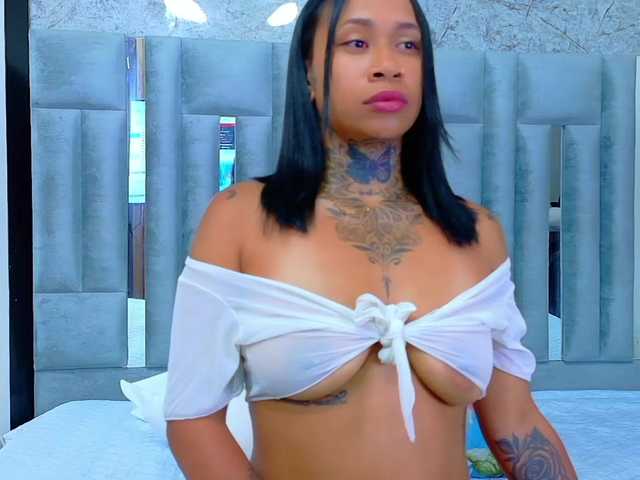 hollyvega live cam on BongaCams