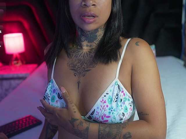 hollyvega live cam on BongaCams