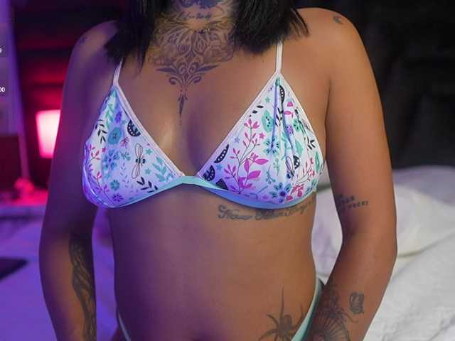hollyvega live cam on BongaCams